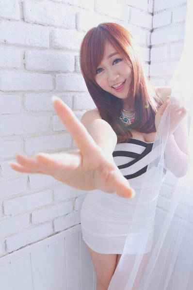 英语老师兼职做Showgirl 30多万人追随着她