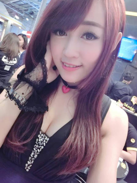 英语老师兼职做Showgirl 30多万人追随着她