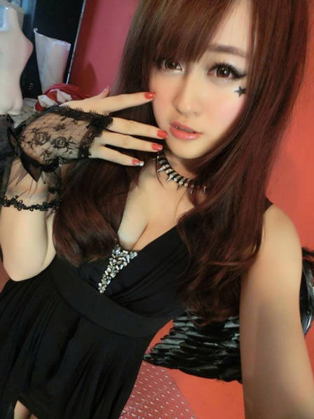 英语老师兼职做Showgirl 30多万人追随着她
