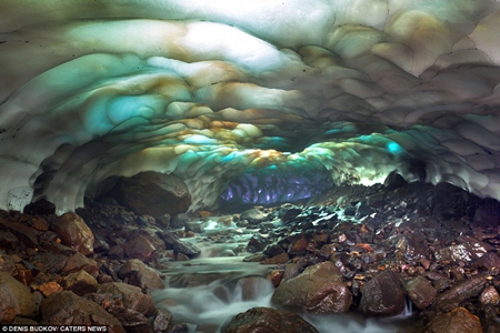 堪察加半岛“彩虹冰洞” 如万花筒般绚丽多彩