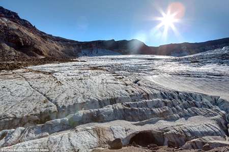 堪察加半岛“彩虹冰洞” 如万花筒般绚丽多彩