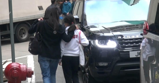 张学友小女儿罕见曝光 长相清秀似妈妈
