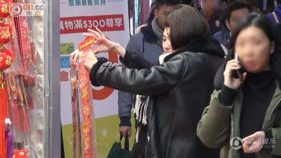 然后靓靓走到邻近一间老字号糖果店选购应节糖果，期间不时与店员有说有笑，虽然店内人头涌涌，但未有影响靓靓购物心情，她还开怀大笑乐在其中。入货后她拿着战利品离开，再到隔壁街会合一直在车上等候的二十四孝老公张智霖，然后双双离开。