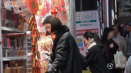事后联络靓靓，她承认当日是为新春扫货：“我都是比较传统，以往过农历新年都会将对联贴满一屋，还会放满应节糖果在家里寻个好意头。”靓靓表示寓所刚完成装修，早些时候忙于收拾：“我有工作在身，全靠老公出力搞掂，最近都搞得差不多，配合番新一年新开始的意头。最近到我忙住帮儿子（张慕童）拣新衫、新鞋过年。”