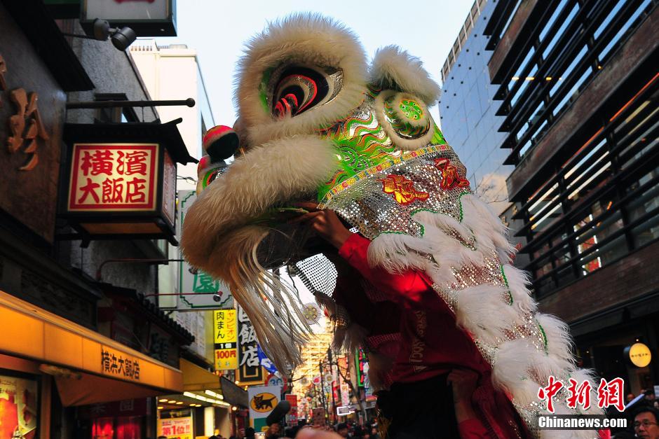 横滨中华街春节传统采青活动吸睛