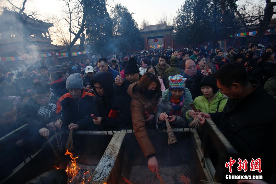 北京市民大年初一 雍和宫烧香祈福