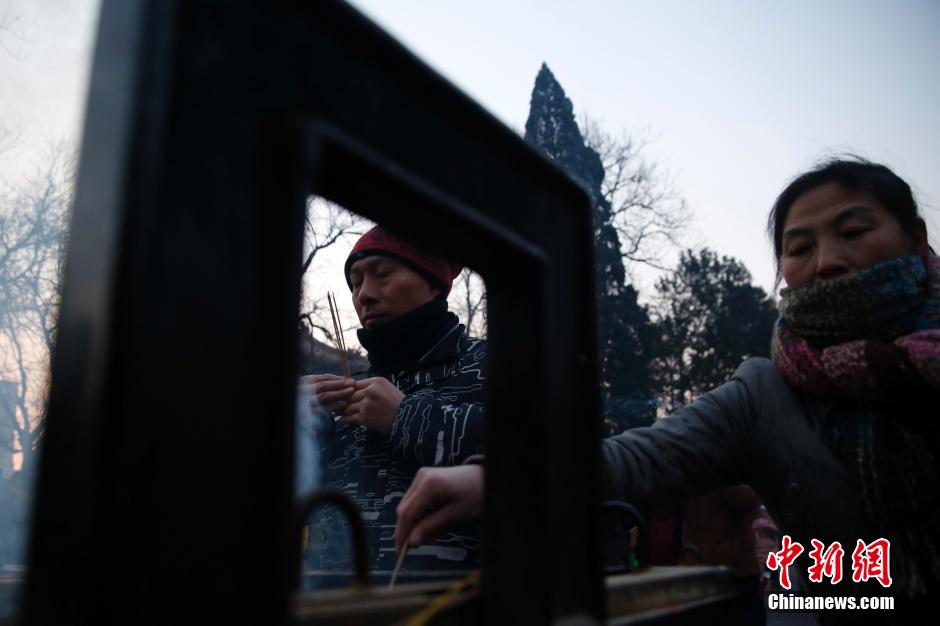 北京市民大年初一 雍和宫烧香祈福