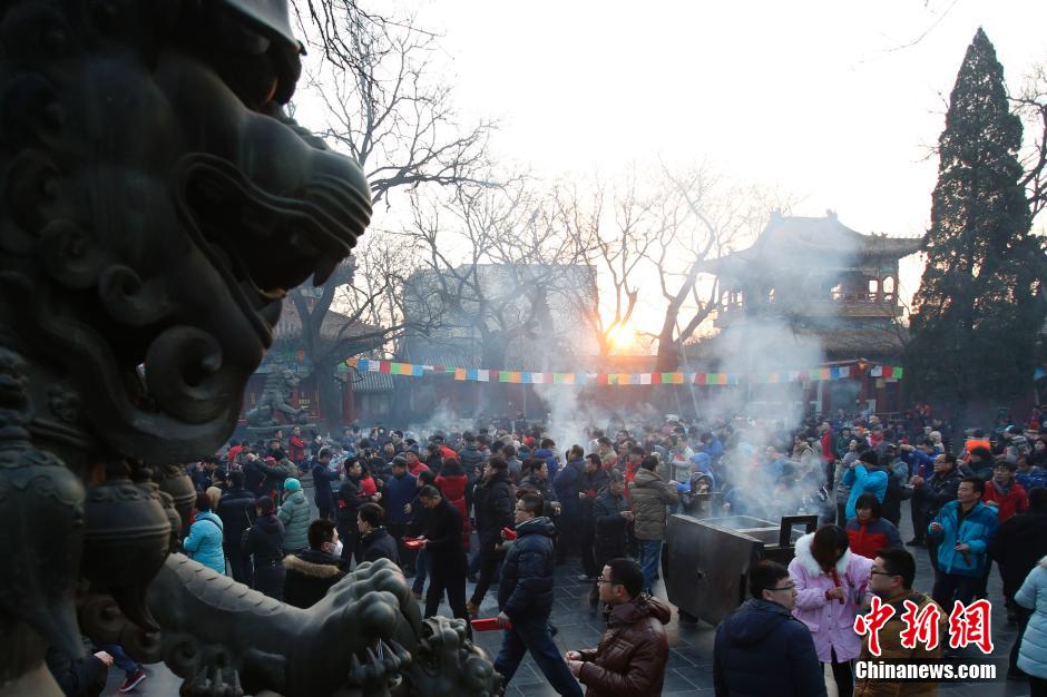 北京市民大年初一 雍和宫烧香祈福