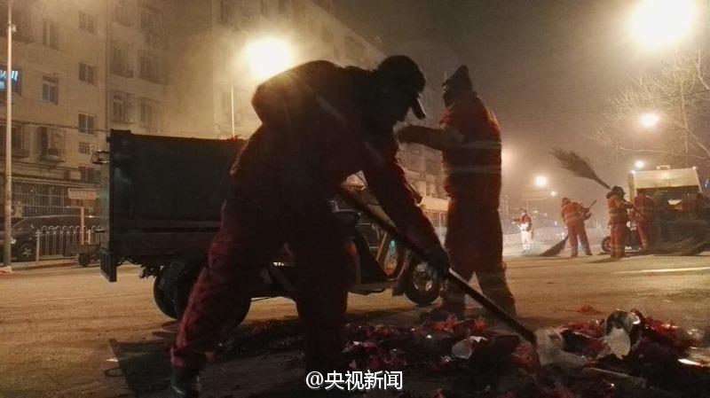 北京环卫初一清晨共清运花炮残屑四百多吨