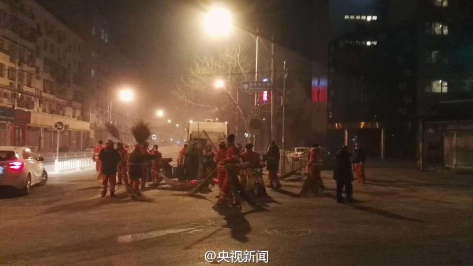 北京环卫初一清晨共清运花炮残屑四百多吨