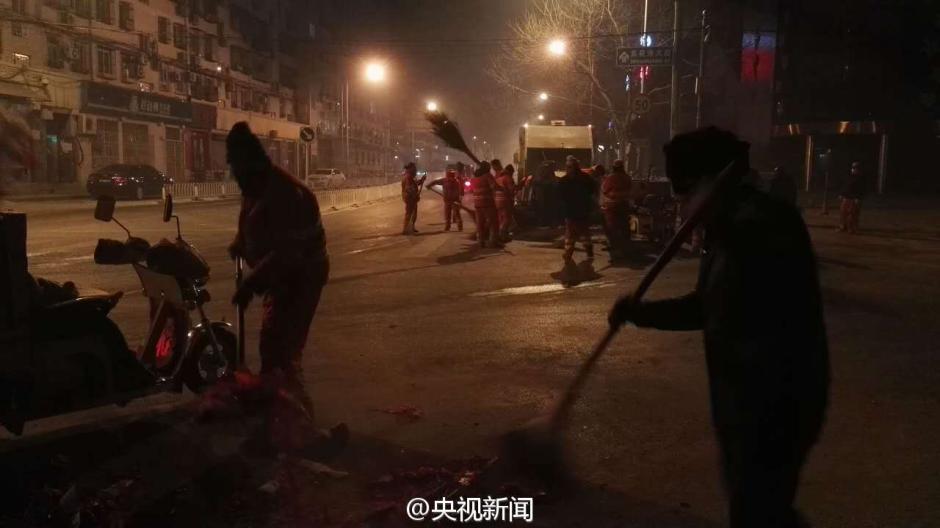 北京环卫初一清晨共清运花炮残屑四百多吨