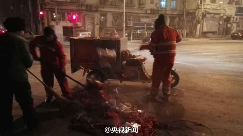 北京环卫初一清晨共清运花炮残屑四百多吨