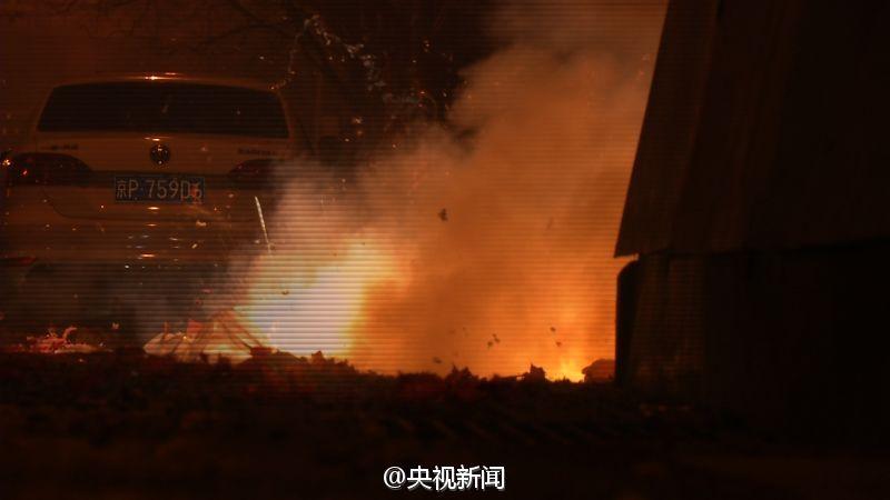 北京环卫初一清晨共清运花炮残屑四百多吨