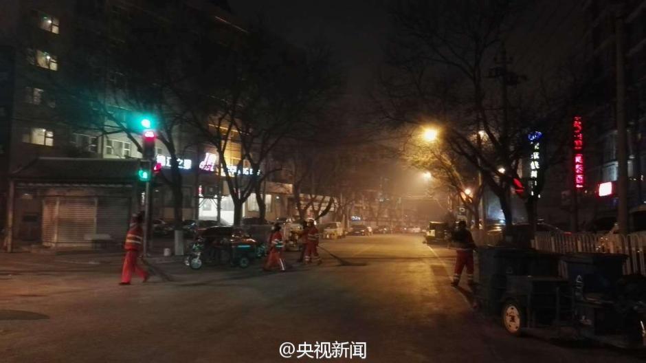北京环卫初一清晨共清运花炮残屑四百多吨
