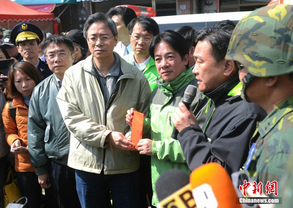 张善政等到台南维冠大楼关心救灾情况