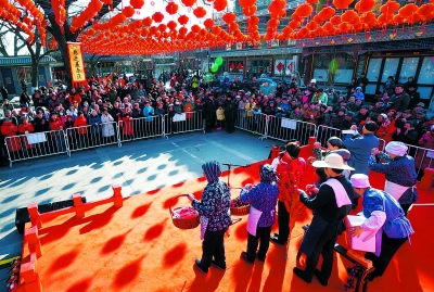 大年初三，琉璃厂东街厂甸庙会文市区精彩的非遗表演吸引了大批游人，为新春佳节增添了不少喜气。 摄影 庞铮铮