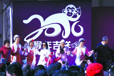 2月10日，在朝阳公园举办的北京朝阳国际风情节“洋庙会”上，来自世界各地的艺术家们表演了精彩的异域风情歌舞。 摄影 孙山