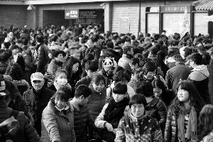 昨天天气较好，天坛公园迎来客流高峰。为缓解客流压力，公园增加售票窗口和出入口。图为游客在东门排队购票。北京晨报记者 姜浩波/摄 