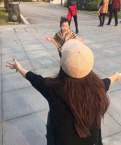 黄奕母女