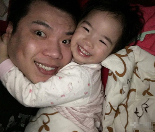 黄毅清晒与女儿合照
