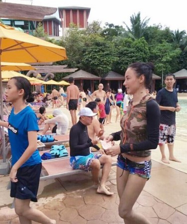 张柏芝带两个儿子新加坡游玩 三人戏水露笑容