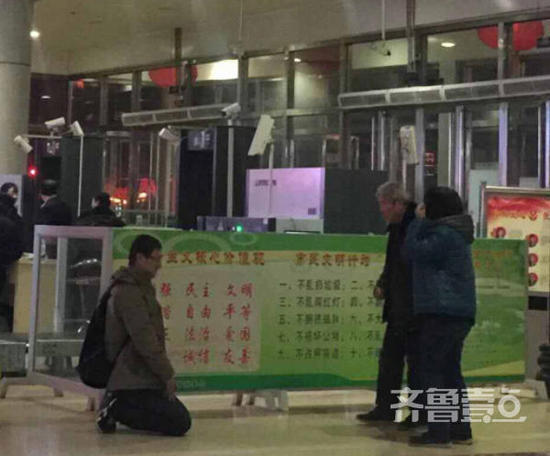 男子火车站内向父母长跪磕头