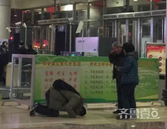 男子火车站内向父母长跪磕头