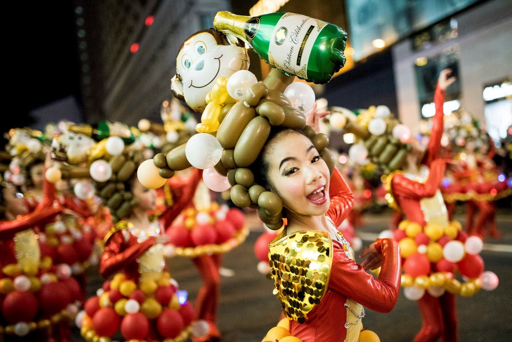 2016年2月8日，中国香港，成百上千的人们聚集在一起庆祝2016猴年新春，参加游行的人们打扮成各种造型。