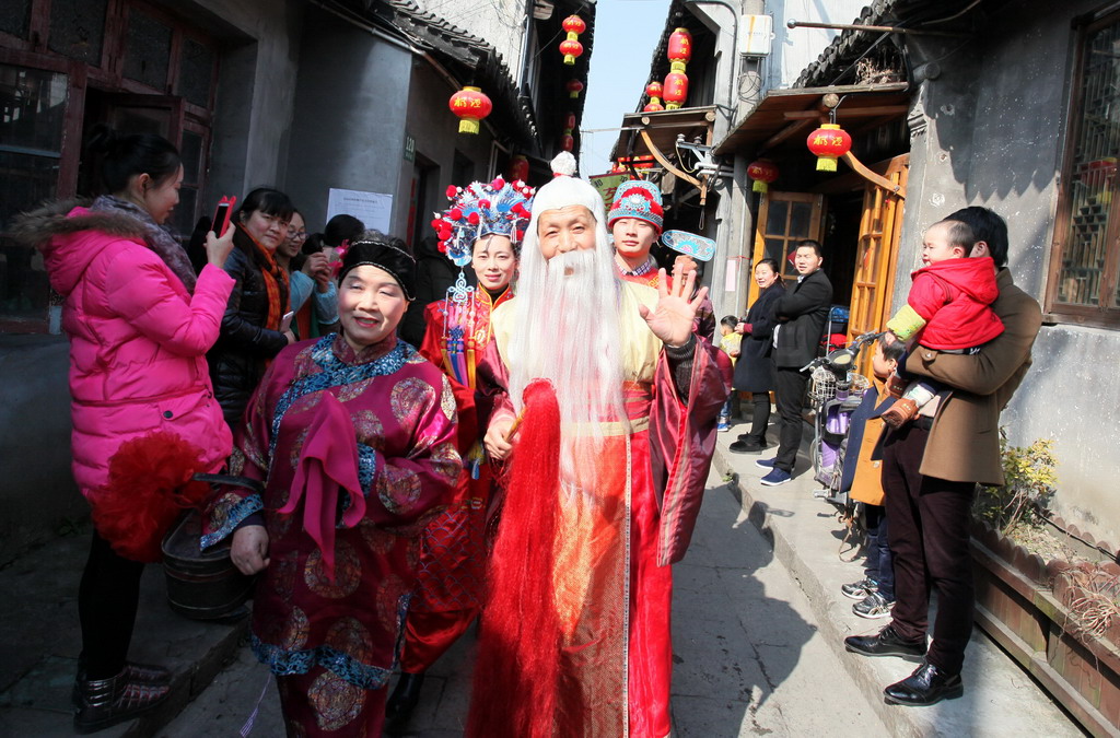 2016年2月9日，当日，是农历正月初二，上海天气晴好，人们纷纷出门游玩。在市郊金山区枫泾古镇和金山嘴渔村，吴越水乡婚典巡游、品味江南乡村菜肴和祥鱼民俗花灯展示等系列民俗文化展示活动，因其浓醇古韵，独特渔味，广受前来休闲游的都市游客欢迎。吴越水乡婚典巡游在古镇大街小巷举行，吸引眼球。