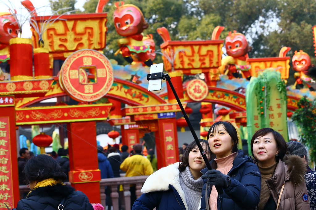 2016年2月10日，正月初三，河北省张家口蔚县暖泉镇“火树金花——打树花”新春首场表演启动，火树金花的震撼场面让来自各地的6000多名游客叹为观止。“打树花”是暖泉镇传统民俗文化活动，这种别具特色的古老节日社火至今已有500余年历史，是用熔化的铁水泼洒到古城墙上，迸溅形成万朵火花，因犹如枝繁叶茂的树冠而称之为“树花”，其壮观程度绝不亚于燃放烟花。