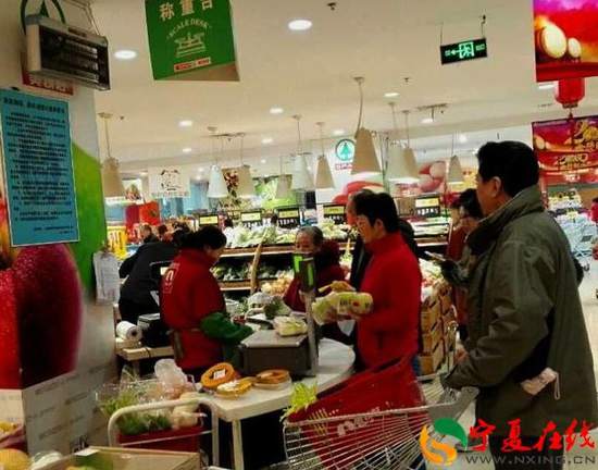 据网友爆料，2016年2月12日（正月初五）上午10时，在山西太原华苑美特好超市遇山西省长李小鹏陪夫人逛超市买菜。