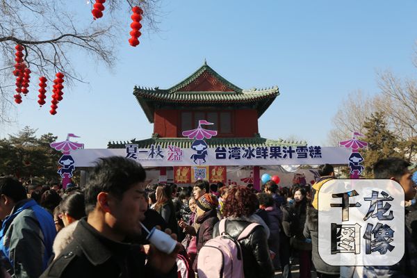 第五届台湾映像魅力展特色精品展区前人头攒动。千龙网王路摄