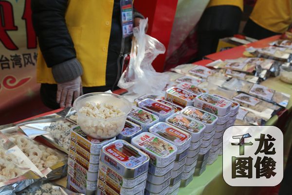 猴年春节期间,北京地坛庙会上台湾特色精品展区。千龙网王路摄