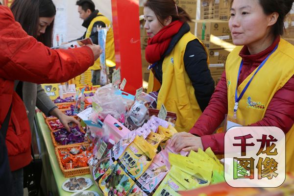 台湾特色精品展区前游客络绎不绝。千龙网王路摄