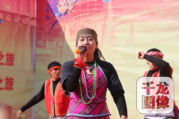 第五届台湾映像魅力展上，台湾花莲漂流木文化艺术团团员在演唱歌曲。千龙网王路摄