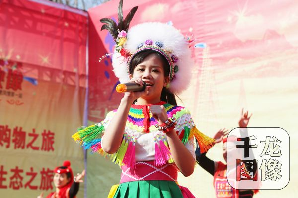 台湾花莲漂流朩文化艺术团为猴年地坛庙会上的游客带来了新颖的台湾少数民族歌舞。千龙网王路摄