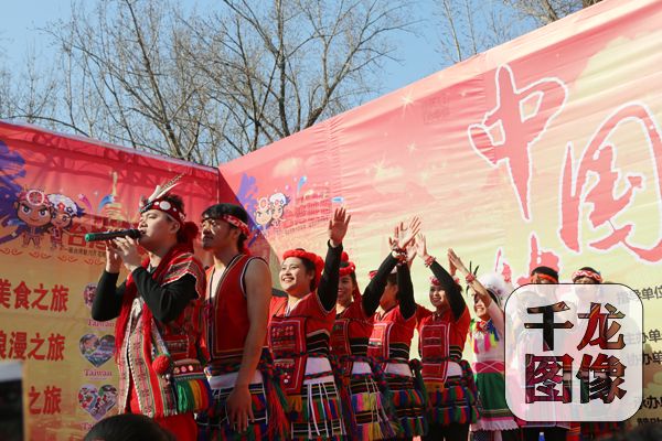 2月9日，北京地坛庙会上,台湾花莲漂流木文化艺术团团员正在表演。千龙网王路摄