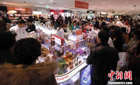 韩国免税店对中国游客销售额回升 商家出招揽客