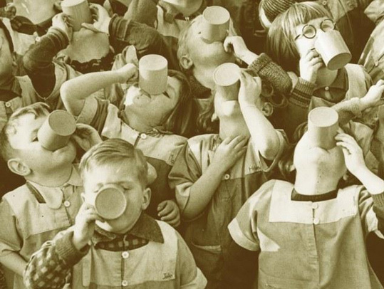 一漱到底: 1938年威尔士的一所学校，孩子们漱口预防流感