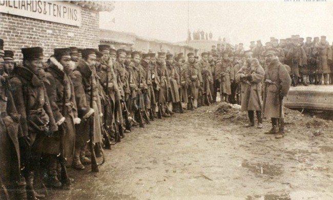 1895年，牛庄，日军在俱乐部外集合