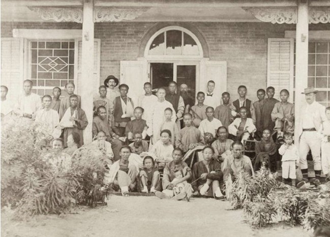 1895年，牛庄，英国商人招待受伤的中国人