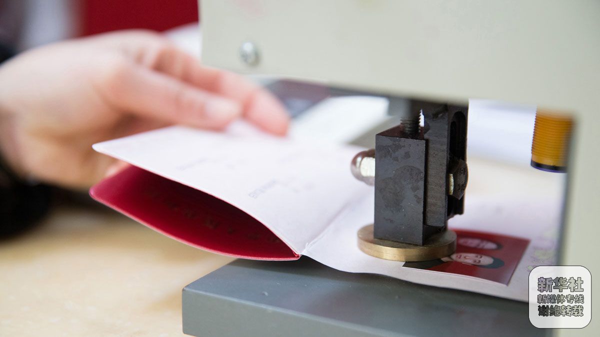 “情人节“新人结婚领证登记忙(3)