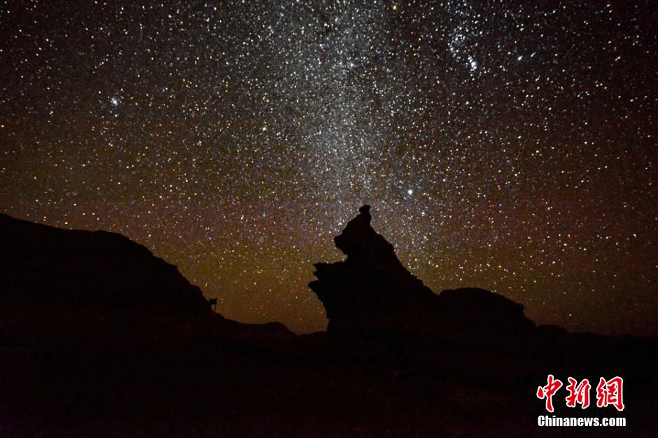 敦煌雅丹地貌呈大漠与星空辉映美景d