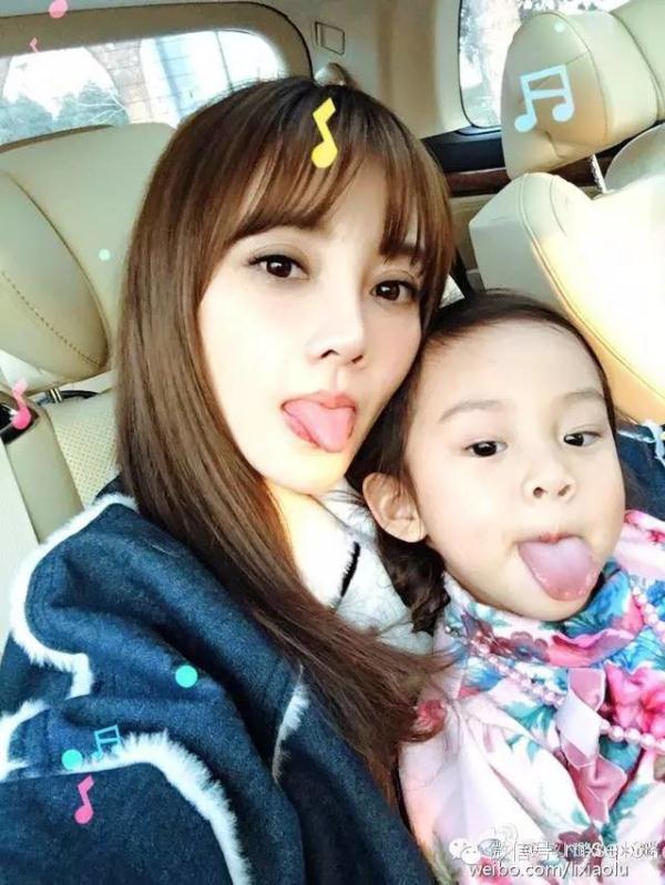 李小璐晒照奇迹减龄，这回不是网红脸颜值回来了！