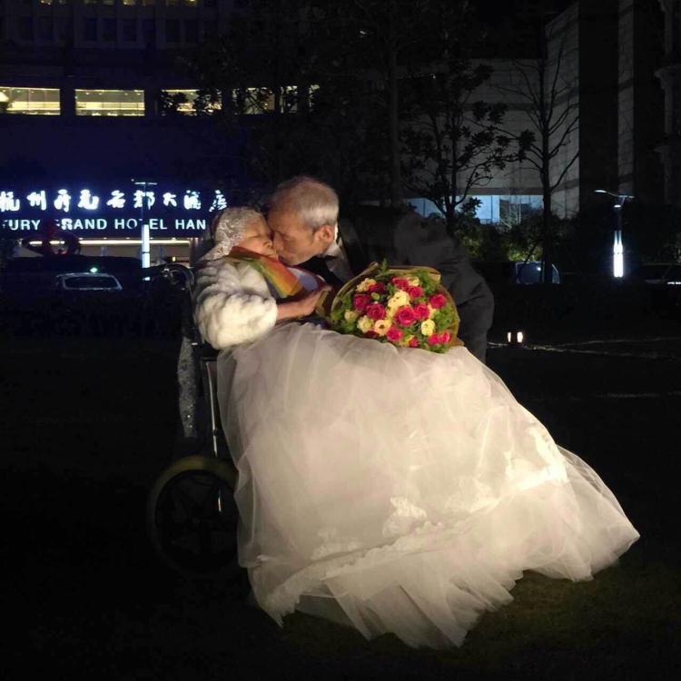 情人节最温暖告白 84岁老人包下整楼示爱老伴