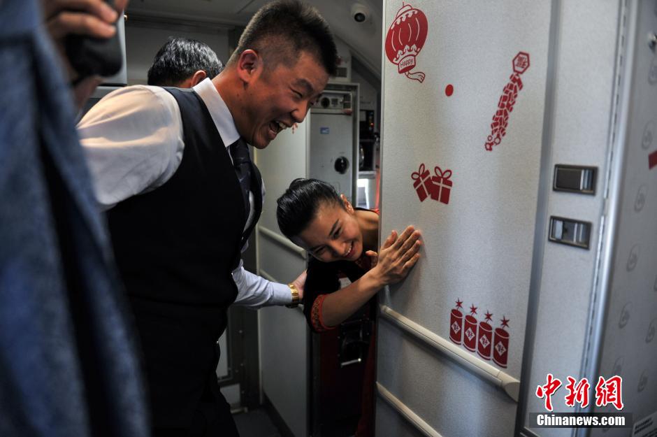 机舱内的浪漫 空少万米高空向空姐求婚