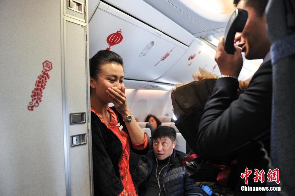 机舱内的浪漫 空少万米高空向空姐求婚
