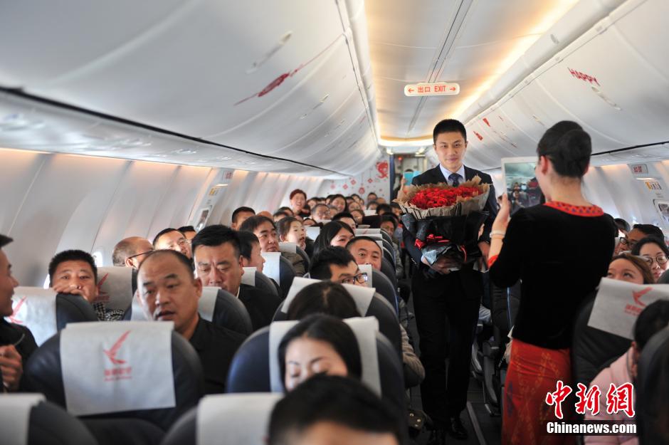 机舱内的浪漫 空少万米高空向空姐求婚