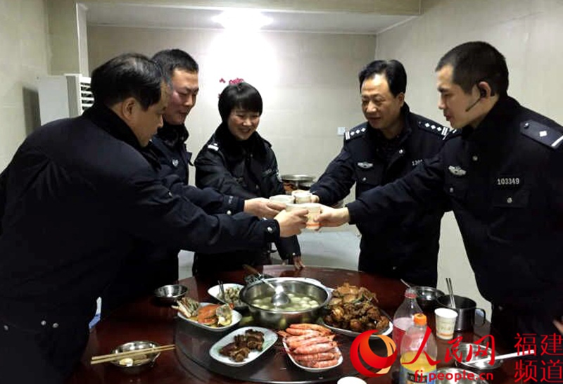 福州仓前派出所值班民警共享除夕晚餐