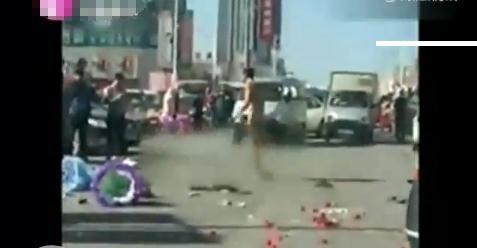 大四男生向女老师表白遭拒 当街裸滚半小时(图)